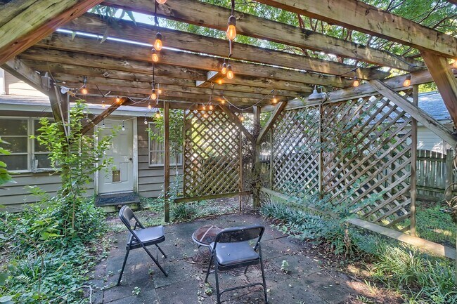 Building Photo - Adorable Bungalow in Highly Sought-After C...