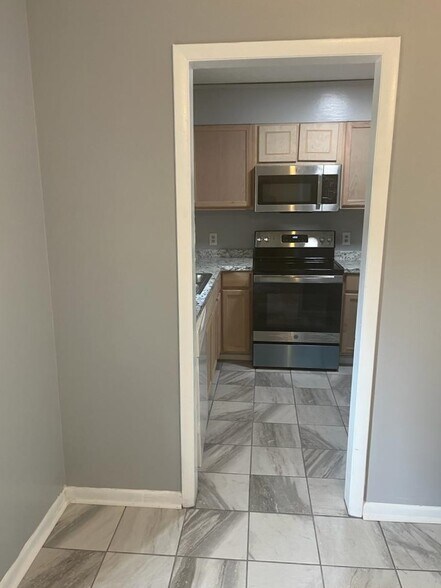 Building Photo - 738 Hedgelawn Way