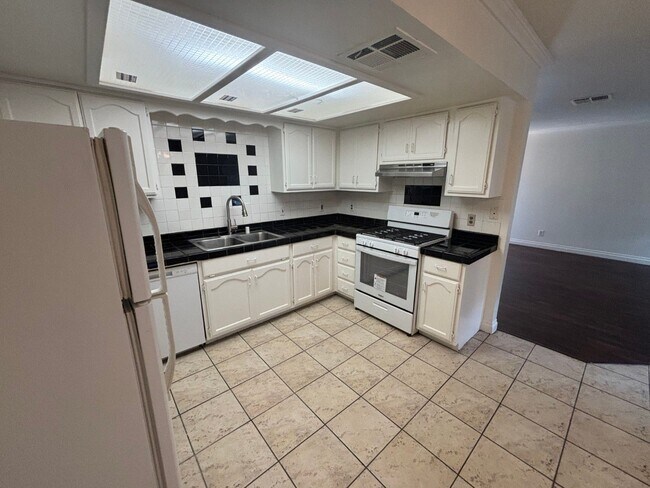 Building Photo - 2 Br/2 Ba. Condo on 2nd fl.