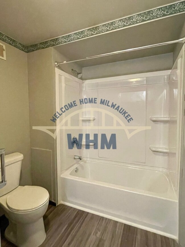 Building Photo - 5748 N 40th St