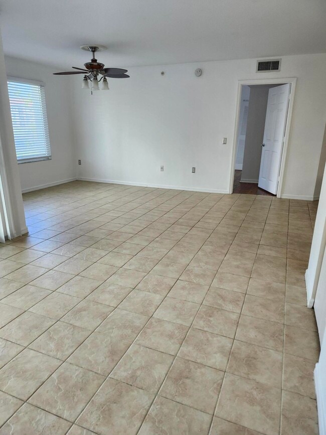 Building Photo - 802 Villa Cir