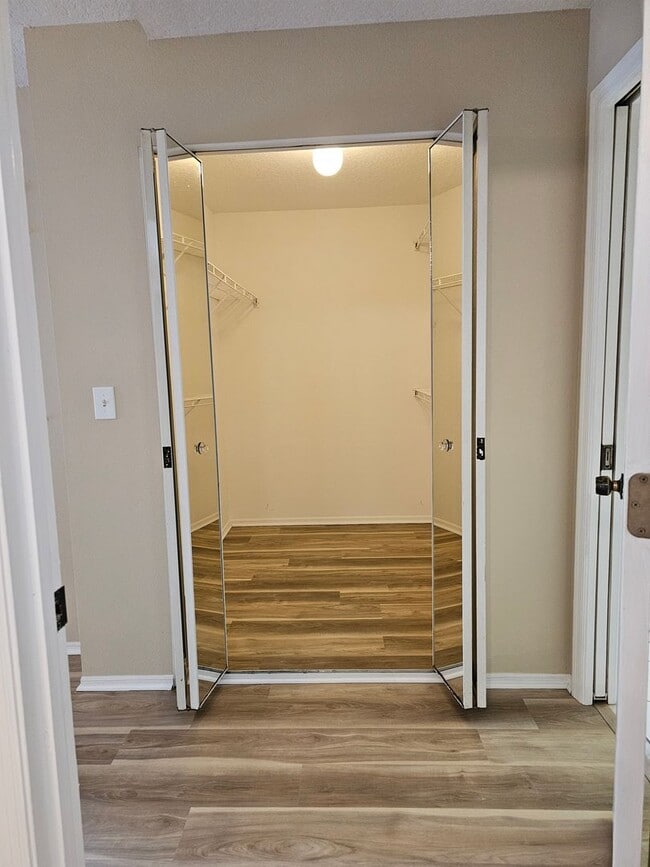 Building Photo - Move In Ready