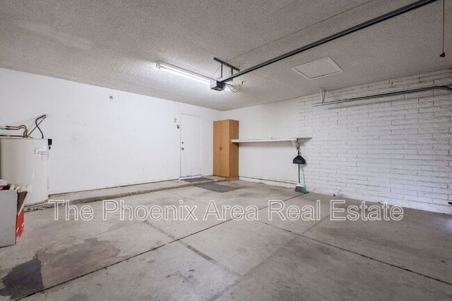 Building Photo - 3231 N Woodburne Dr