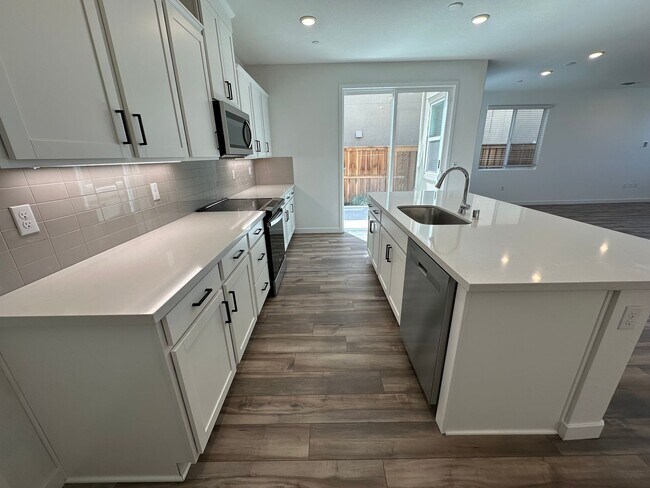 Building Photo - Stunning, Sun-Drenched 4BR + Loft Home in Lakeview – Loaded with Premium Upgrades!