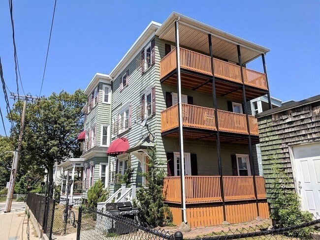 Building Photo - 175 Boston St