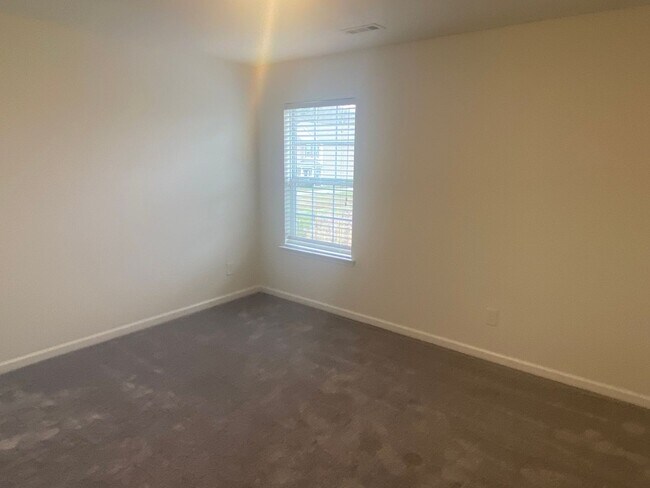 Building Photo - Large Four Bedroom Home In North Charlotte