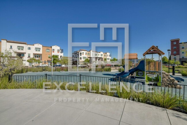 Building Photo - 3/3.5 Townhouse - One Bedroom is Full Stud...