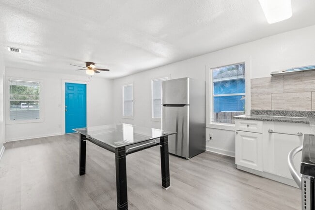 Building Photo - 1050 19th St S