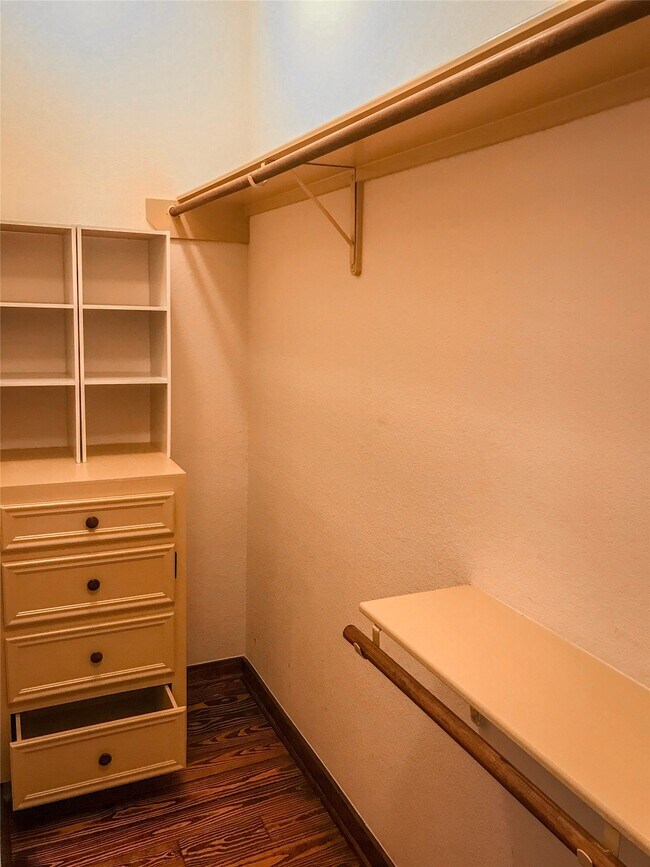 Building Photo - 1432 W 21st St