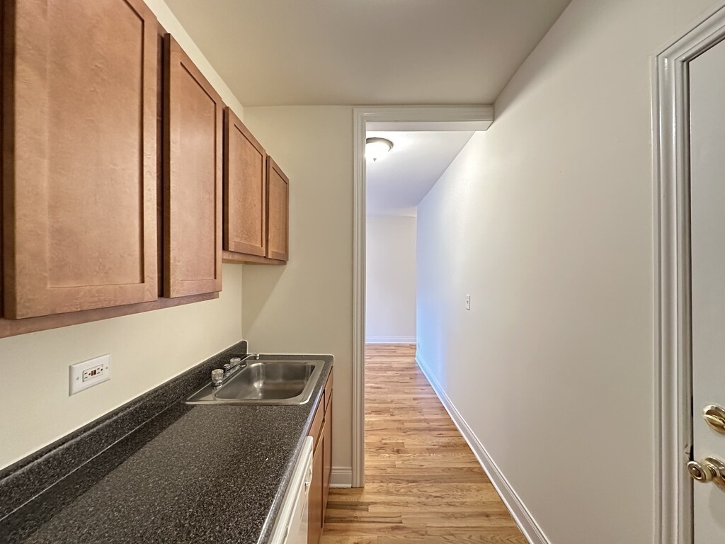 Building Photo - 633 W Cornelia Ave