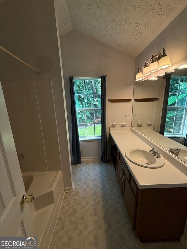 Building Photo - 3897 Saddlecreek Dr