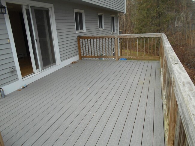 Building Photo - Derry Townhouse for Rent- 2 Bedrooms + Loft!  Available Nov 15!