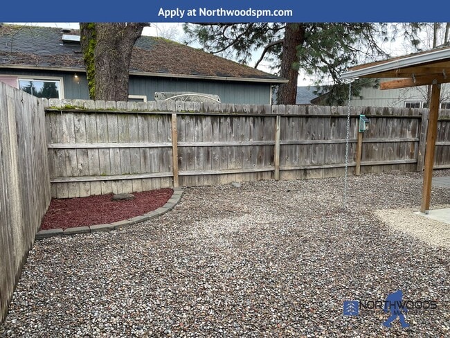 Building Photo - Newly Renovated 2 Bedroom 1 Bath Home Central Point
