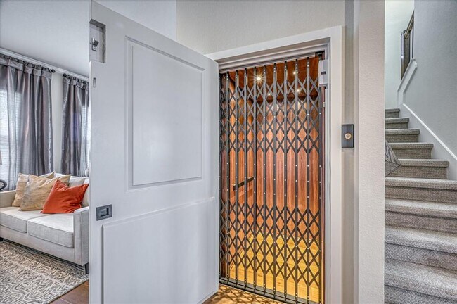 Building Photo - 244 John Webster St