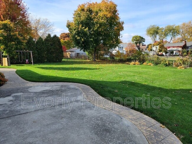 Building Photo - 120 68th Pl