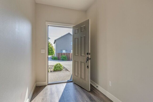 Building Photo - Newer Two-Level Home in Forest Grove close to Pacific University!