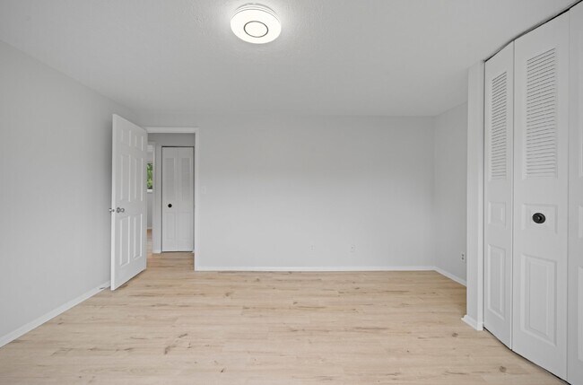 Building Photo - Discover Your Dream Home: Modern Comfort M...