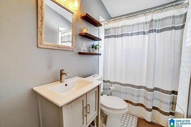 Building Photo - 204 Woodside Dr