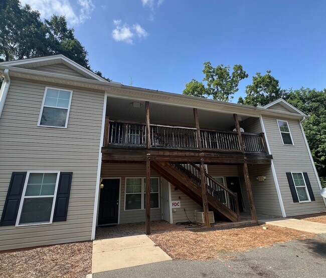 Building Photo - 916 Avon Ave