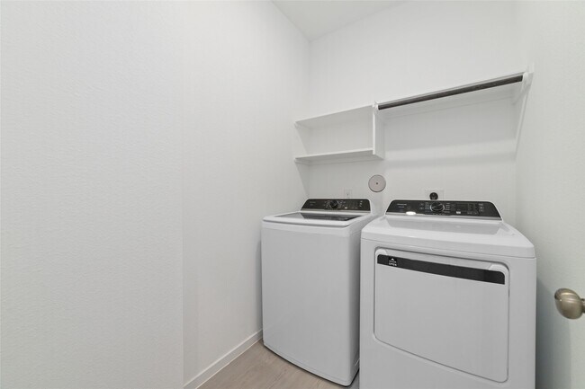 Building Photo - 830 Heaven Dr