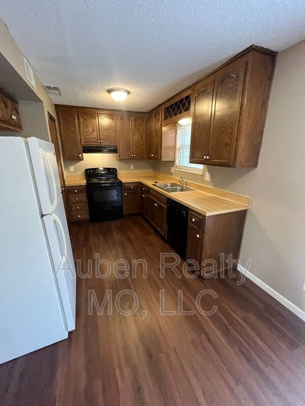 Building Photo - 10115 E 67th St