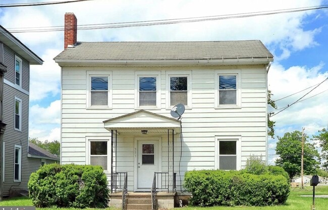 Building Photo - Charming 3-Bedroom Home with Office in How...