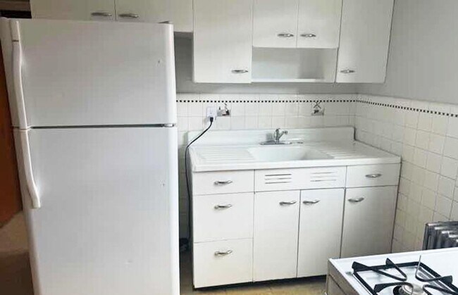 Building Photo - 3025 Clifton Ave