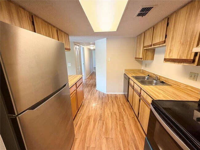 Building Photo - 129 Camphor Cir