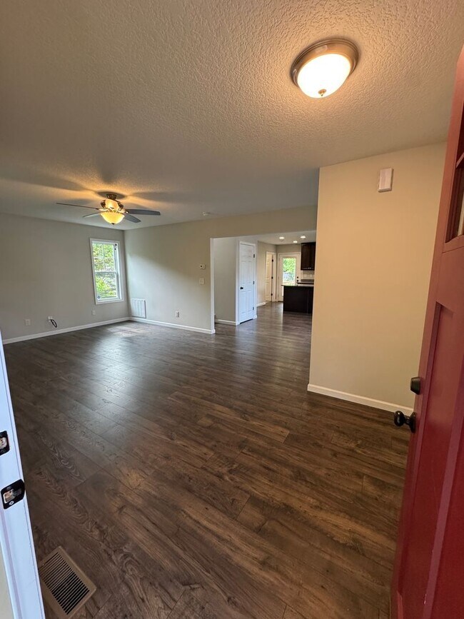 Building Photo - Oakley - Modern Three Bedroom
