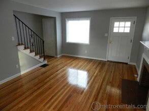 Building Photo - Upper Arlington 2 Bedroom 1 Bath Townhouse