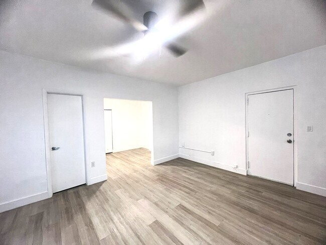 Building Photo - 1 Bedroom Across from Flamingo Park - Minu...