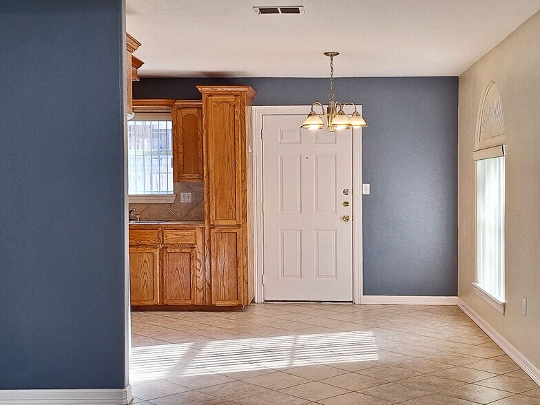 Building Photo - 2118 Aruba Dr