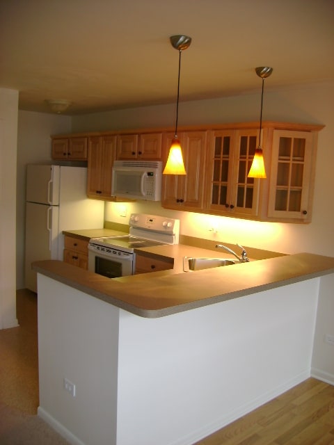 Kitchen & breakfast bar - Prairie Path Apartments