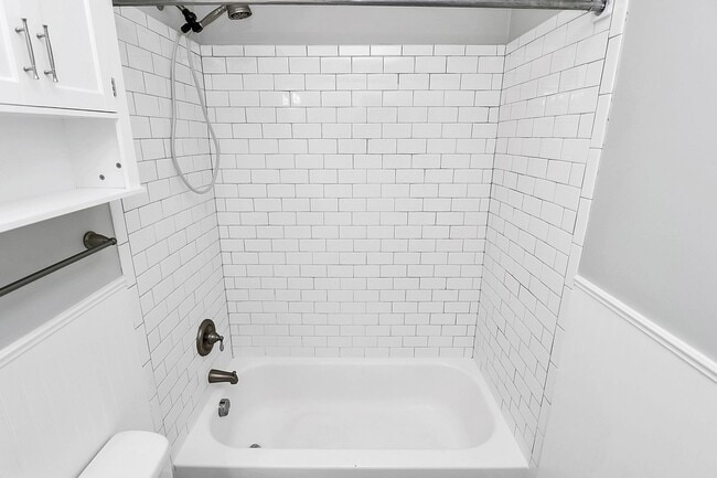 Building Photo - Rent Special on Beautifully Renovated Apartment in Wilmore!