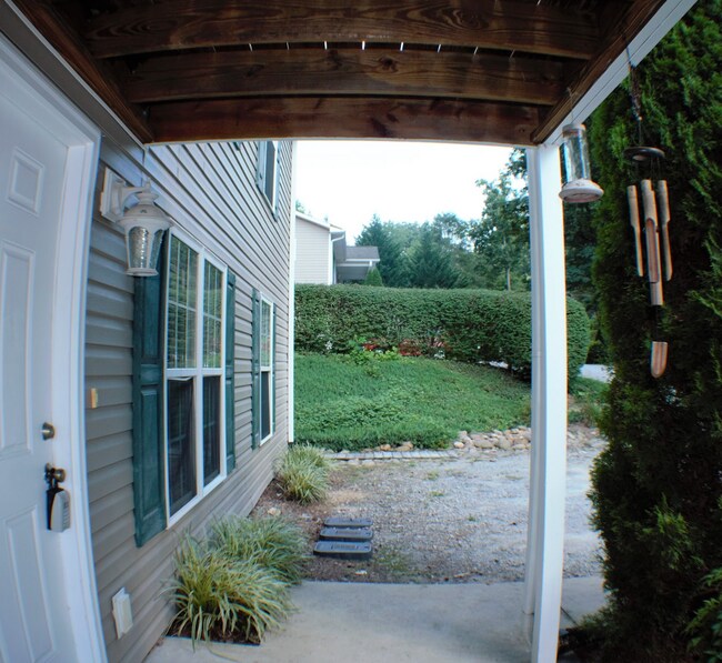 Building Photo - 1416 Highland Ave