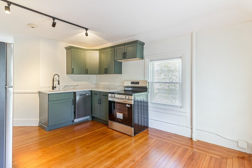 Building Photo - 169 Waterman St