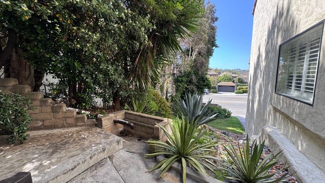 Building Photo - La Costa 2 bedroom Just Minutes from the B...