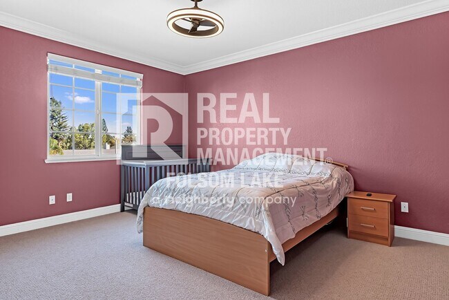 Building Photo - Fully furnished 5bd 3ba home in desirable Carmichael neighborhood