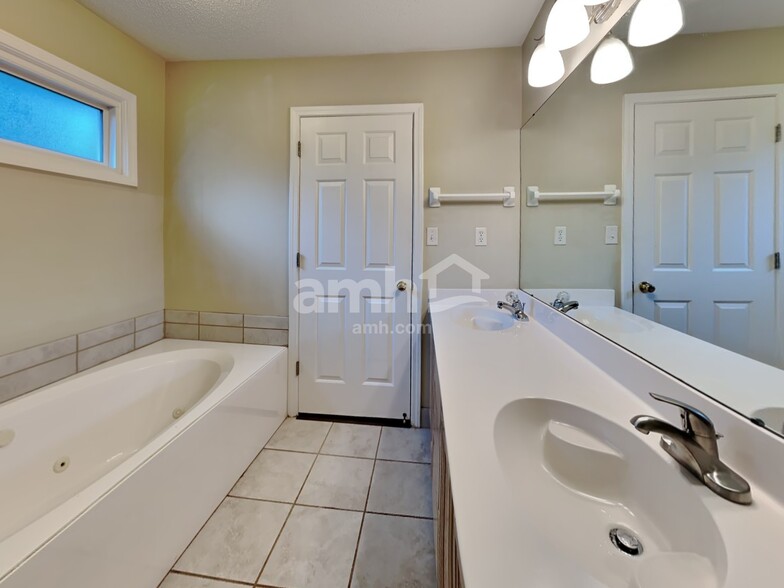 Building Photo - 536 Herring Ln