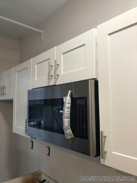 Building Photo - 89 Park Dr