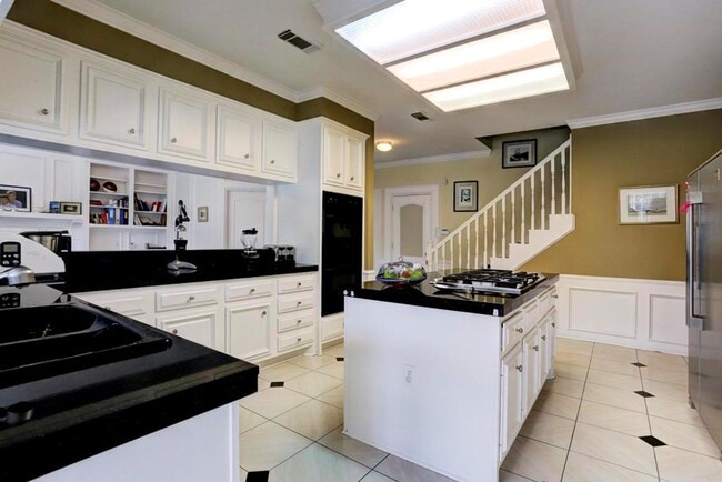 Building Photo - Spacious 5-Bedroom Lakeview Home with Pool...
