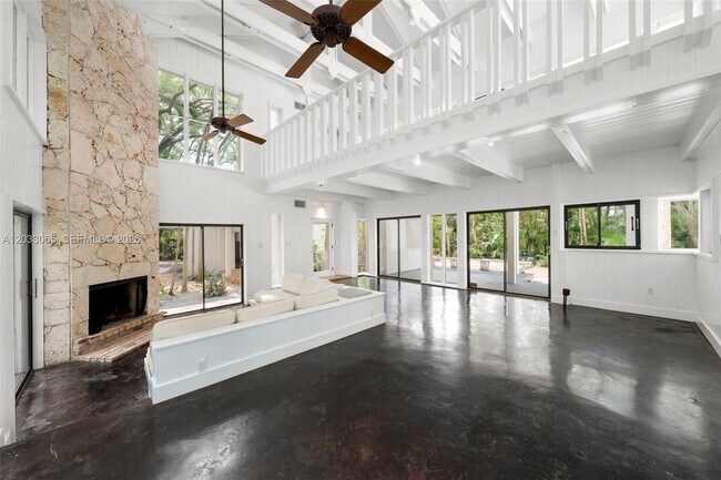 Building Photo - 5600 Oakwood Ln