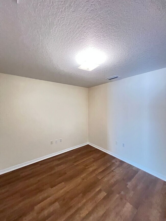 Building Photo - Your 3BD/2BA Peaceful Retreat in the Heart of Ocala!