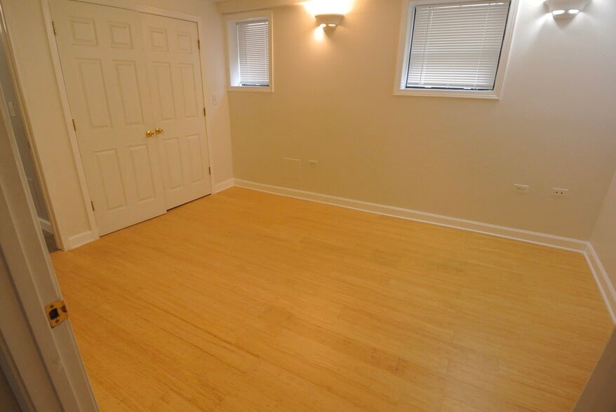 Building Photo - 3809 N Lakewood Ave #1