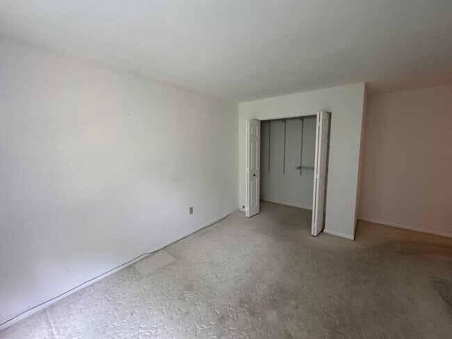 Building Photo - 102 Ravenwood Pl