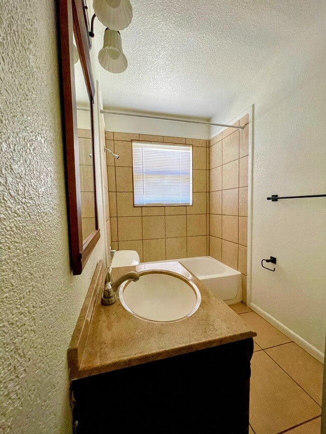 Building Photo - Comfortably Updated 4-Bedroom 2-Bathroom O...