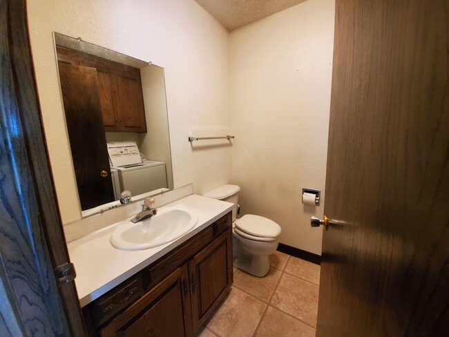 Building Photo - 3 bed 2.5 bath townhouse