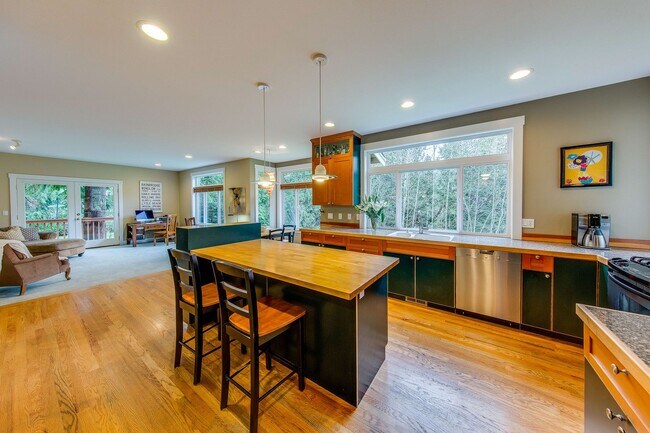 Building Photo - Beautiful Bainbridge Home