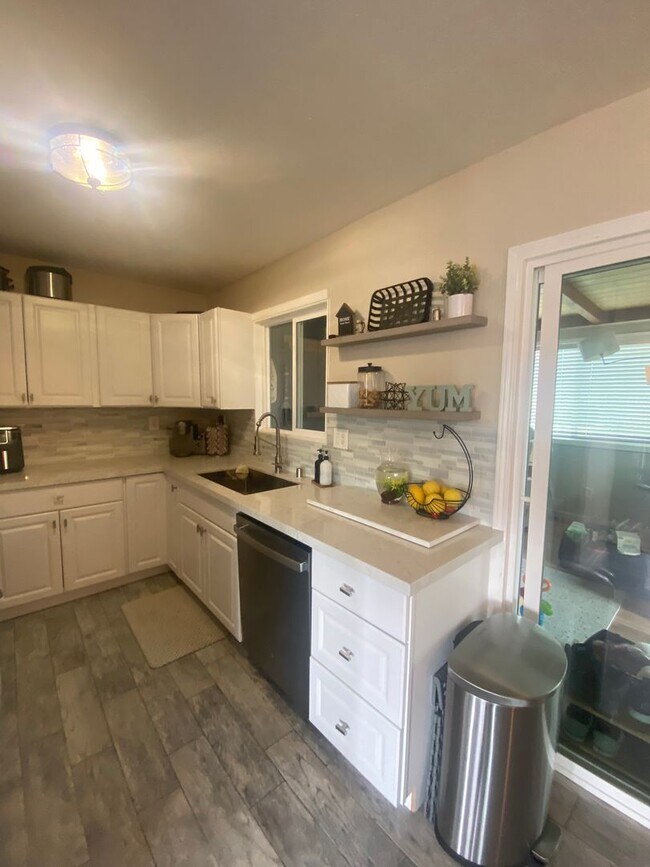 Building Photo - Gorgeous, Spacious 3 bed / 1 bath located near Encanto, San Diego!