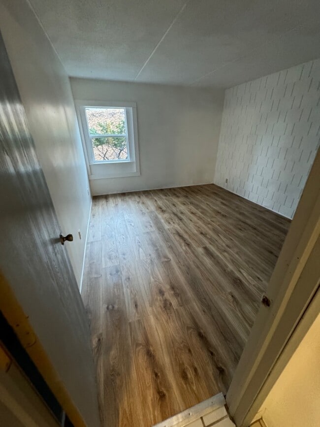 Building Photo - 4 Manor Dr